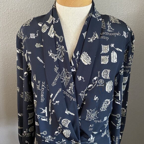 Liz Claiborne Collection Blouse Women's Size 6 Blue Button Up Alphabet Print - Picture 2 of 9